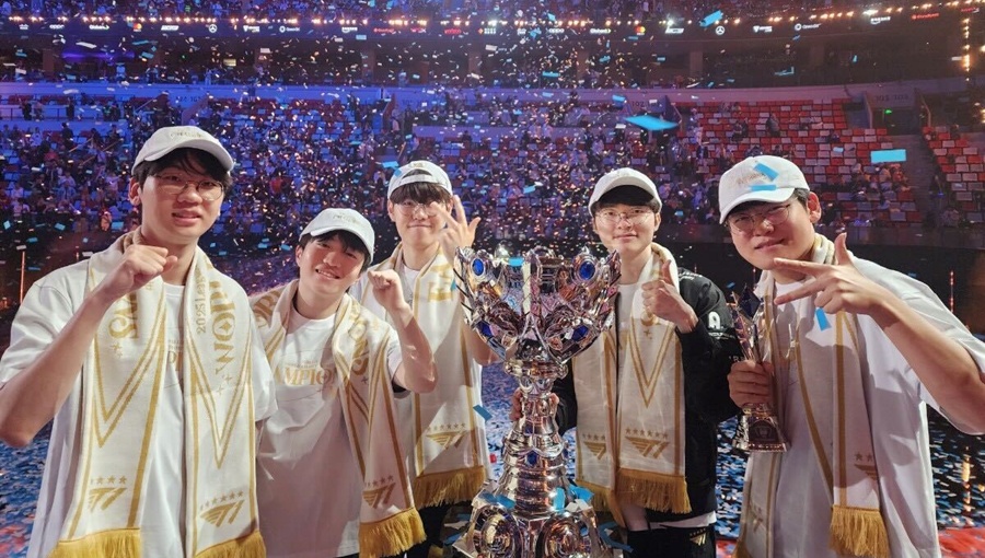 T1 선수들이 worlds 2025 우승 트로피와 함께 세리머니를 하며 기념 촬영을 하고 있는 모습. 왼쪽부터 도란, 케리아, 오너, 페이커, 구마유시 선수(T1제공)