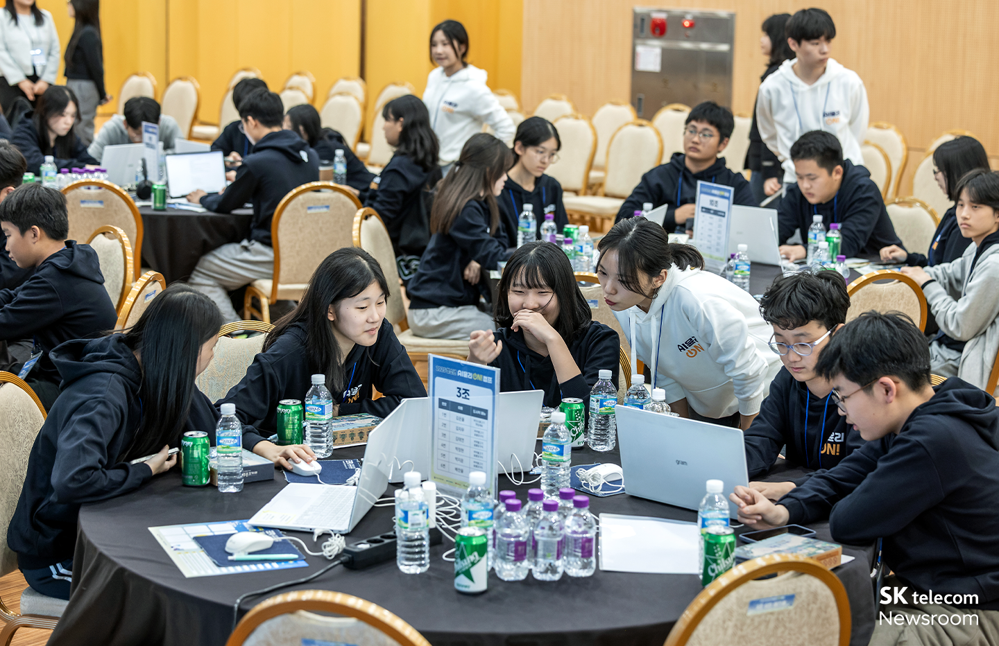 콘텐츠 제작을 위해 회의하는 학생들의 모습