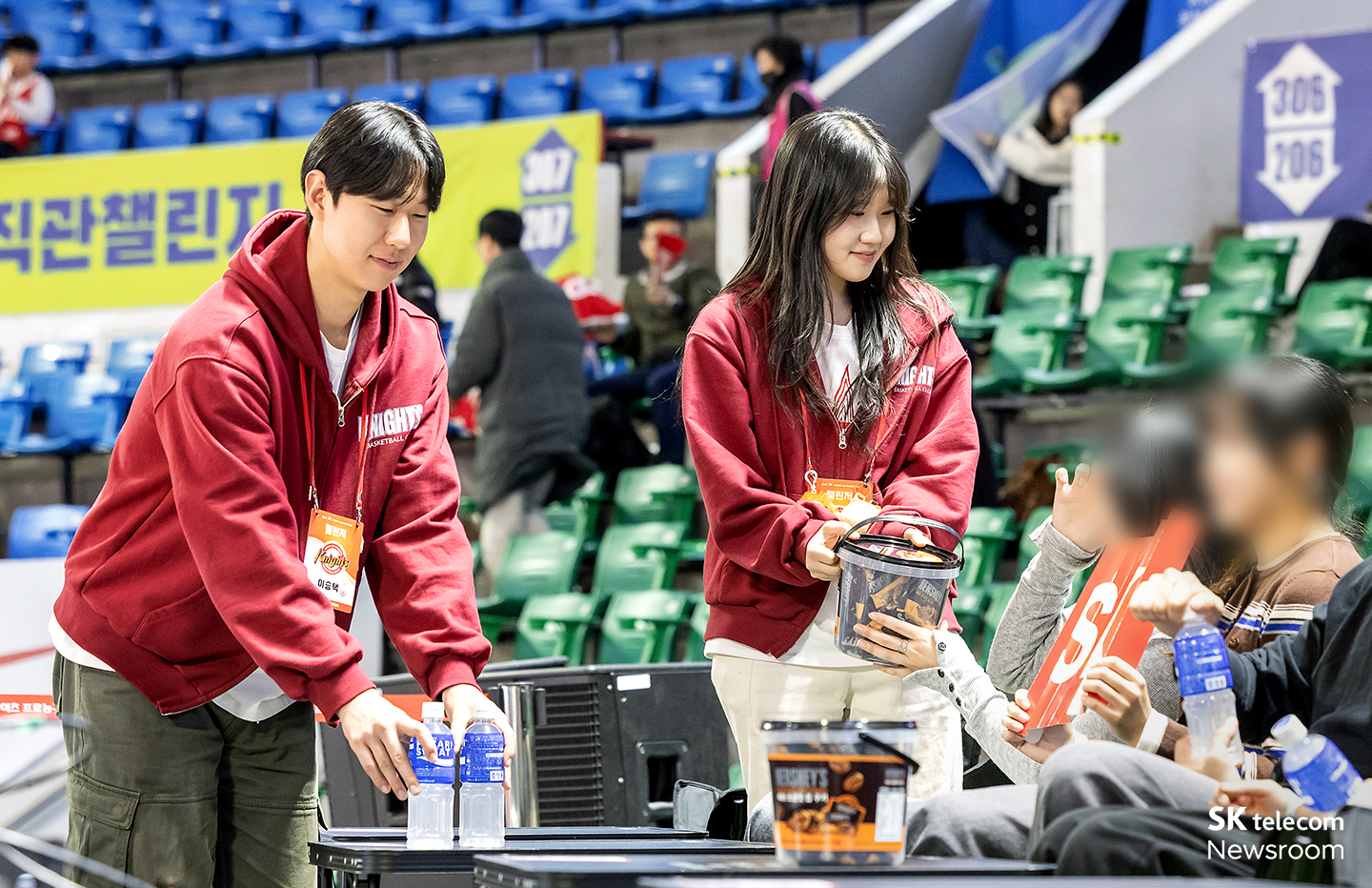 경기장 팬들에게 음료와 간식을 전달하는 SK나이츠 챌린저들