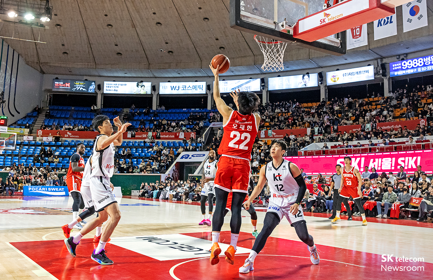 수원 KT 소닉붐을 상대로 85대 83으로 승리한 서울 SK나이츠