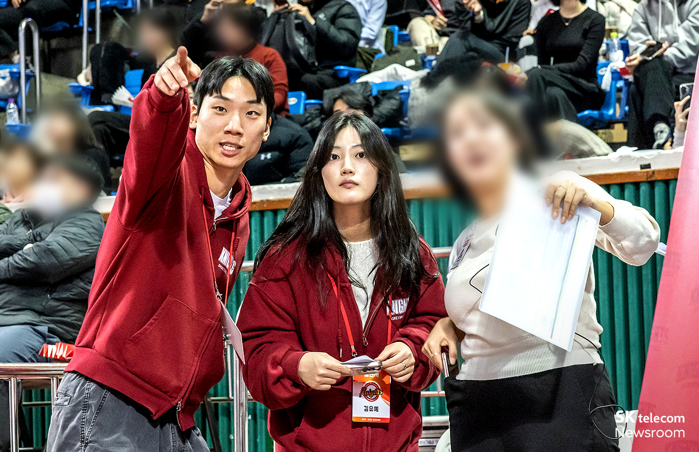 현장 담당자와 이벤트 운영 동선을 논의 중인 SK나이츠 챌린저들