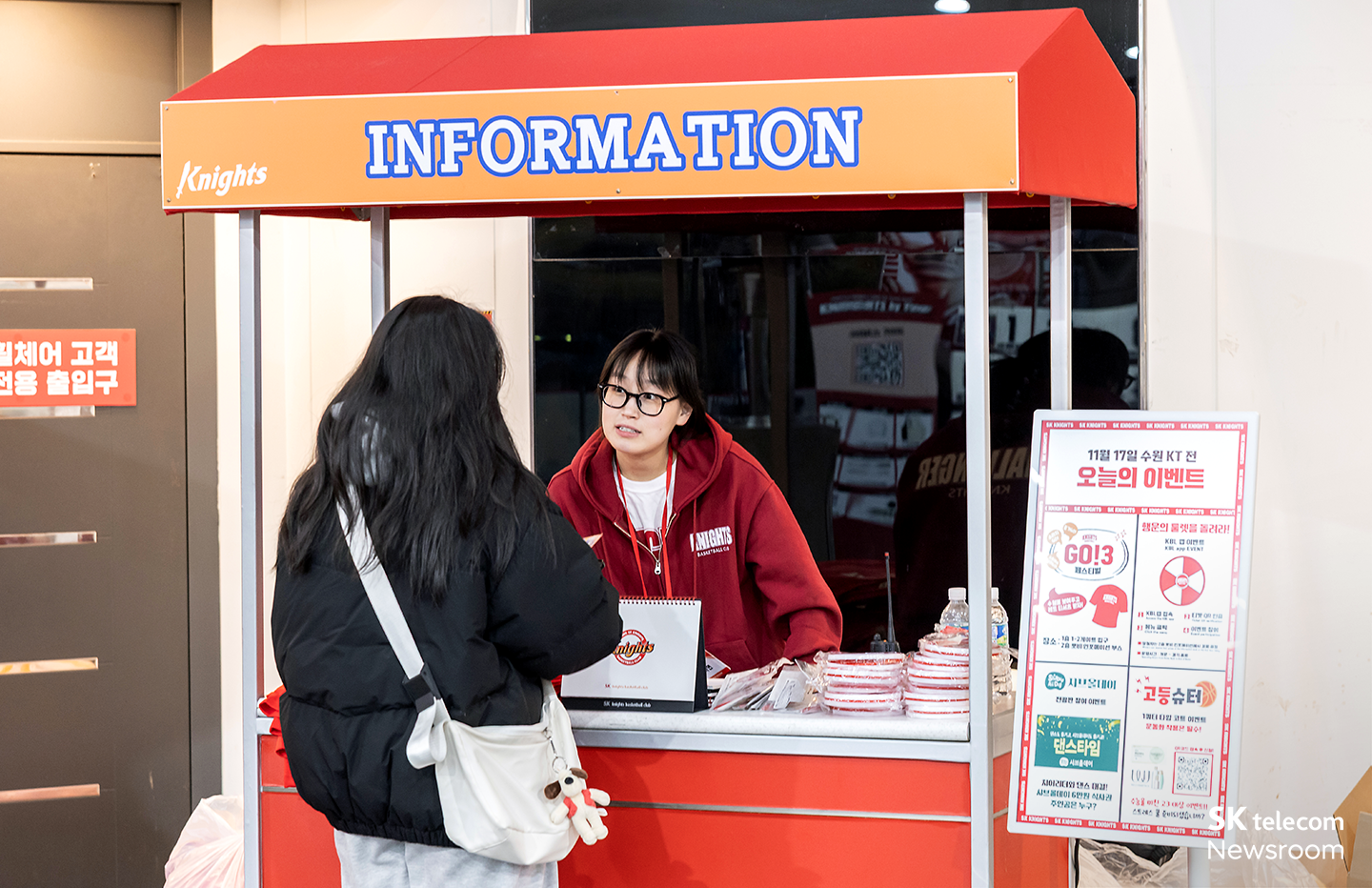 인포메이션 부스에서 팬 문의를 응대 중인 SK나이츠 챌린저