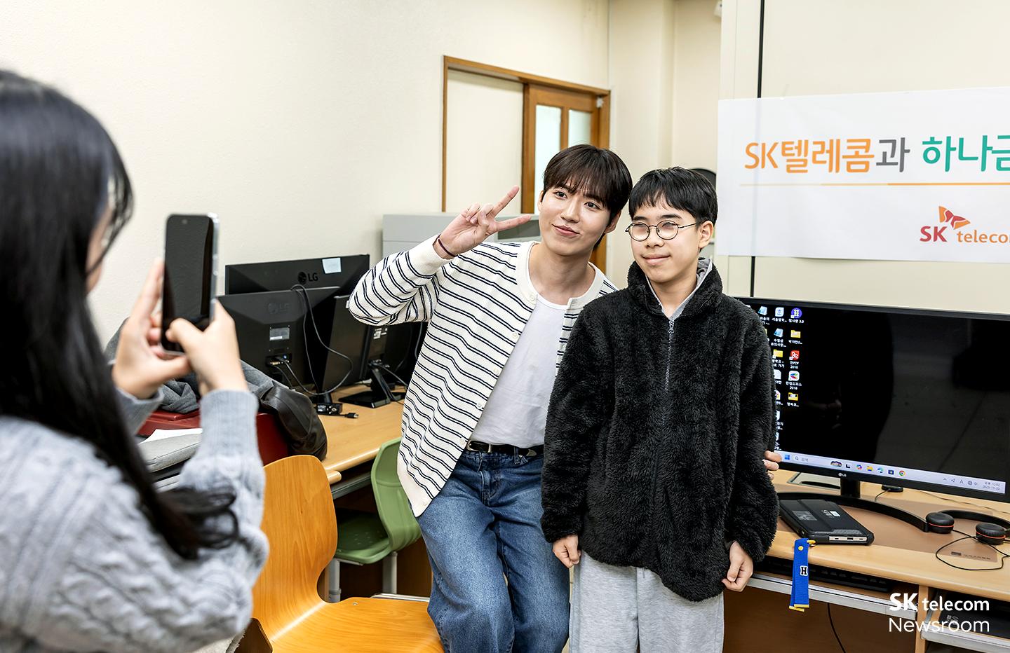 GOOD AI 봉사단 문준호 님이 학생과 기념사진을 촬영하고 있다.