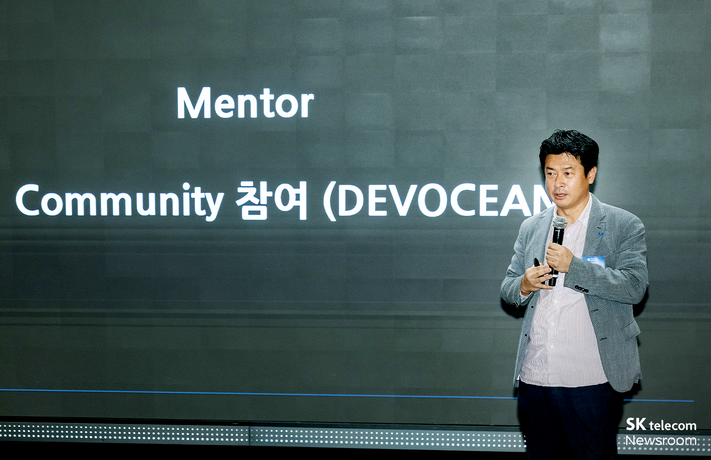SKT AI 펠로우십 7기 수료식에서 오프닝 축사를 전하는 한지일 역량혁신팀장