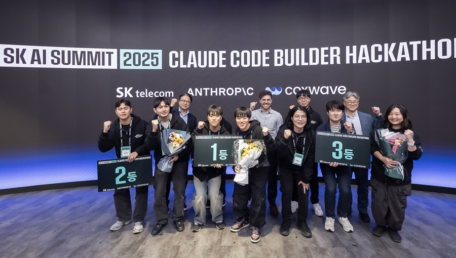 SK텔레콤은 ‘SK AI 서밋 2025’의 부대행사로 앤트로픽, 콕스웨이브와 함께 숨은AI 고수를 찾는 ‘클로드 코드 빌더 해커톤’과 올해로 26주년을 맞은 ‘청소년 행복AI코딩챌린지’를 성황리에 개최했다고 4일 밝혔다. 해커톤에서 3시간의 짧은 시간 제한에도 시연 가능한 수준의 높은 결과물을 선보인 참가자들이 수상 후 이를 기념하는 모습.