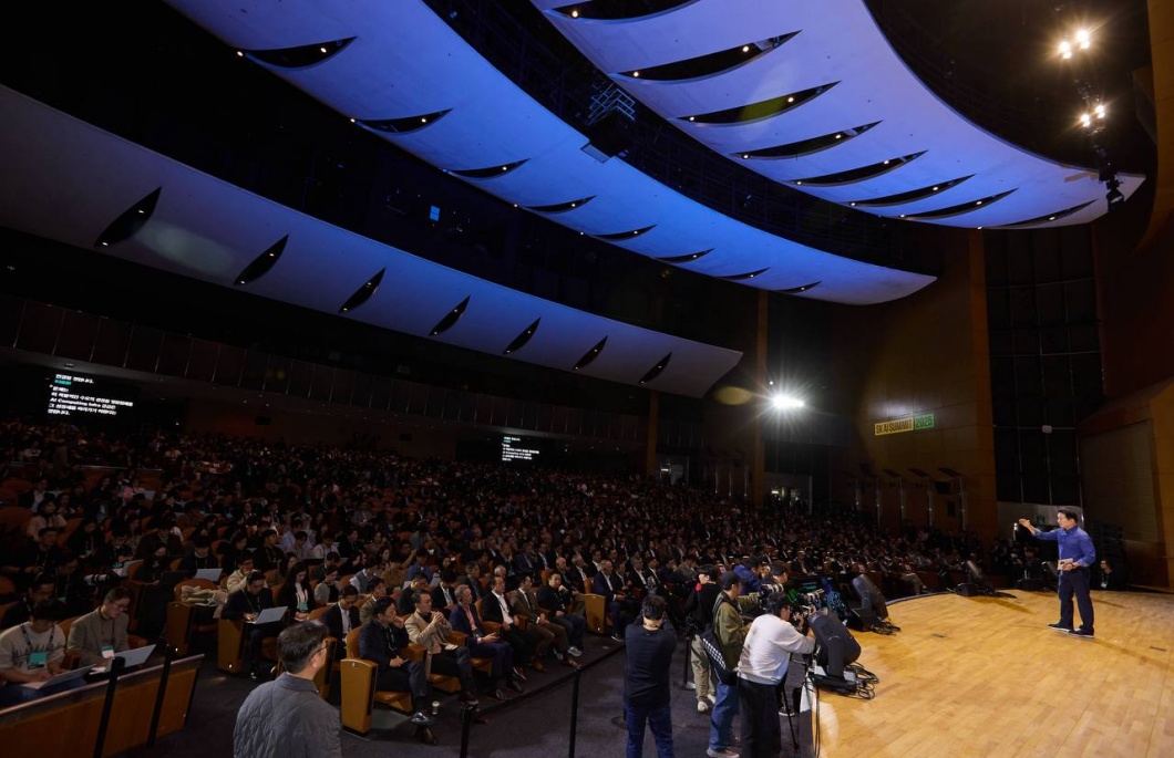3일 서울 강남구 코엑스에서 열린 SK AI Summit 서밋 2025에서 청중들이 최태원 회장의 AI Now & Next 를 주제로한 기조연설을 듣고 있다