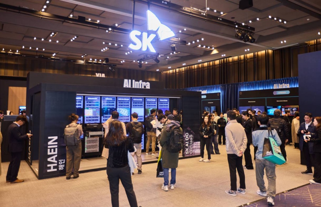 SK AI Summit 서밋 2025에 마련된 SK그룹 AI 인프라 전시부스