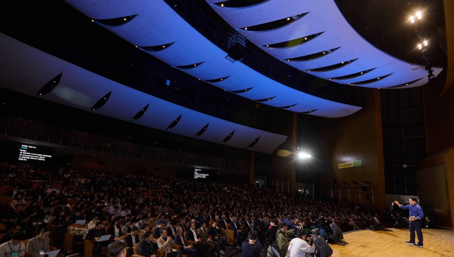 3일 서울 강남구 코엑스에서 열린 SK AI Summit 서밋 2025에서 청중들이 최태원 회장의 AI Now & Next 를 주제로한 기조연설을 듣고 있다