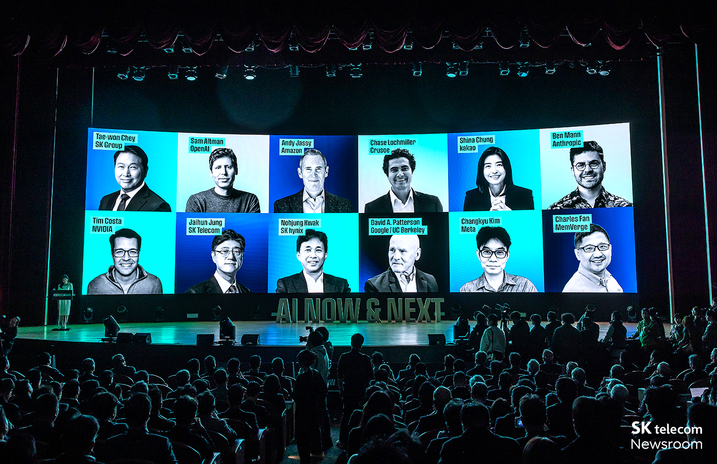 SK AI SUMMIT 2025의 1일차 키노트 스피커들의 모습. 