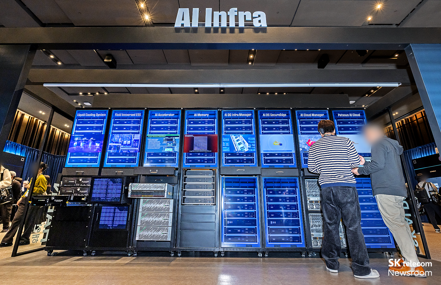 SK Zone 중앙에는 AI 데이터센터를 형상화한 기술 전시가 진행됐다. 
