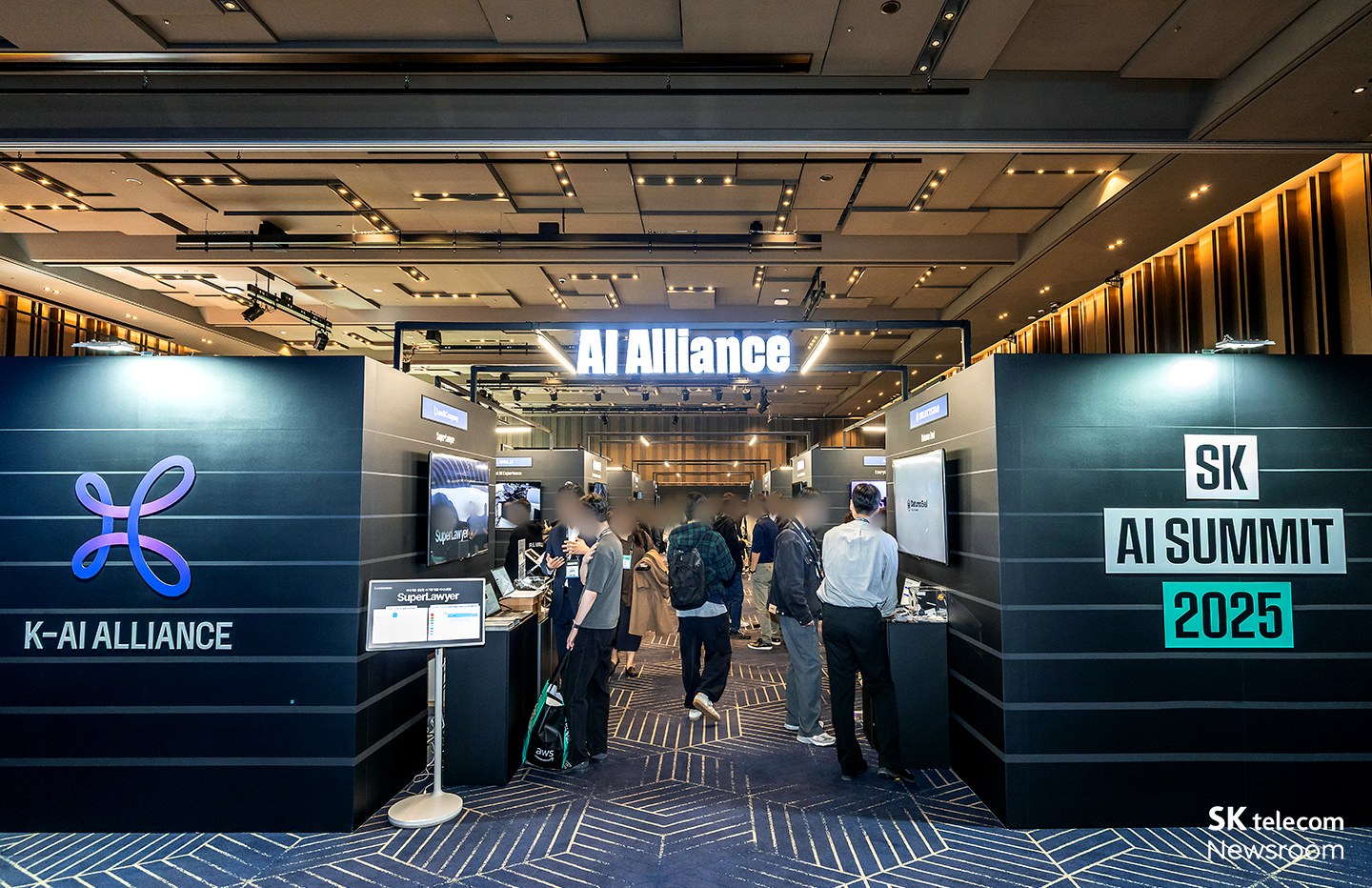 그랜드볼룸에 마련된 AI Alliance Zone에서는 K-AI 얼라이언스 참여 기업들의 전시도 마련됐다. 