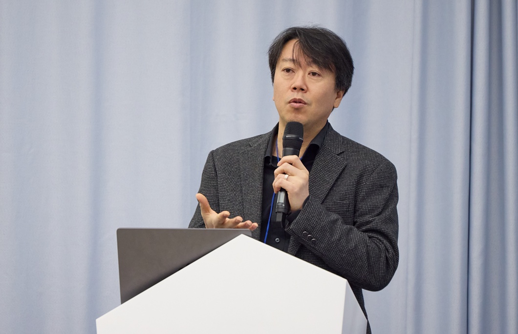 김태윤 SK텔레콤 파운데이션 모델 담당이 개발 중인 AI 모델을 주제로 발표하고 있다