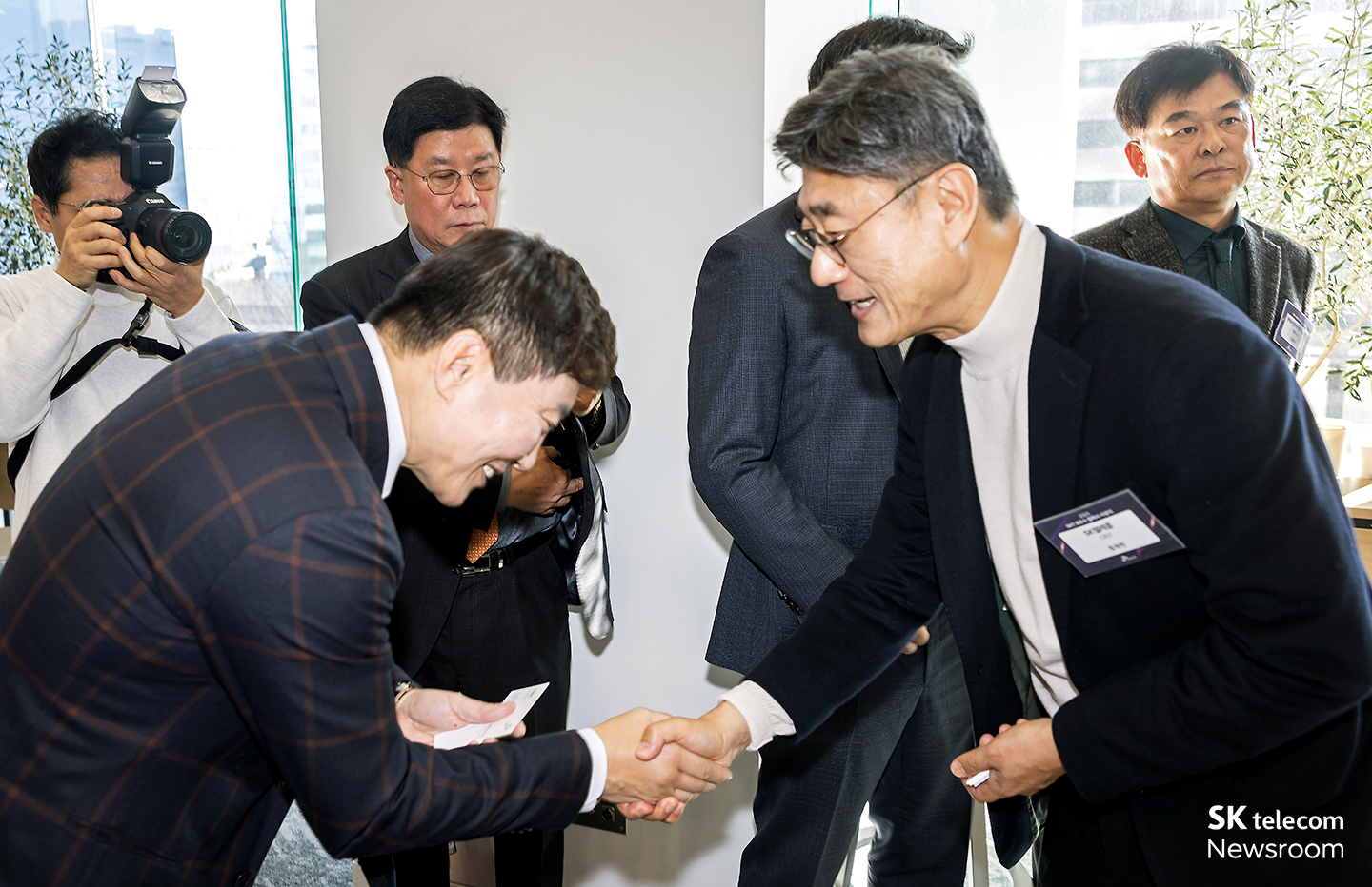 협력사간 네트워킹 시간에 정재헌 CEO와 협력사 대표들이 인사를 나누고 있다.