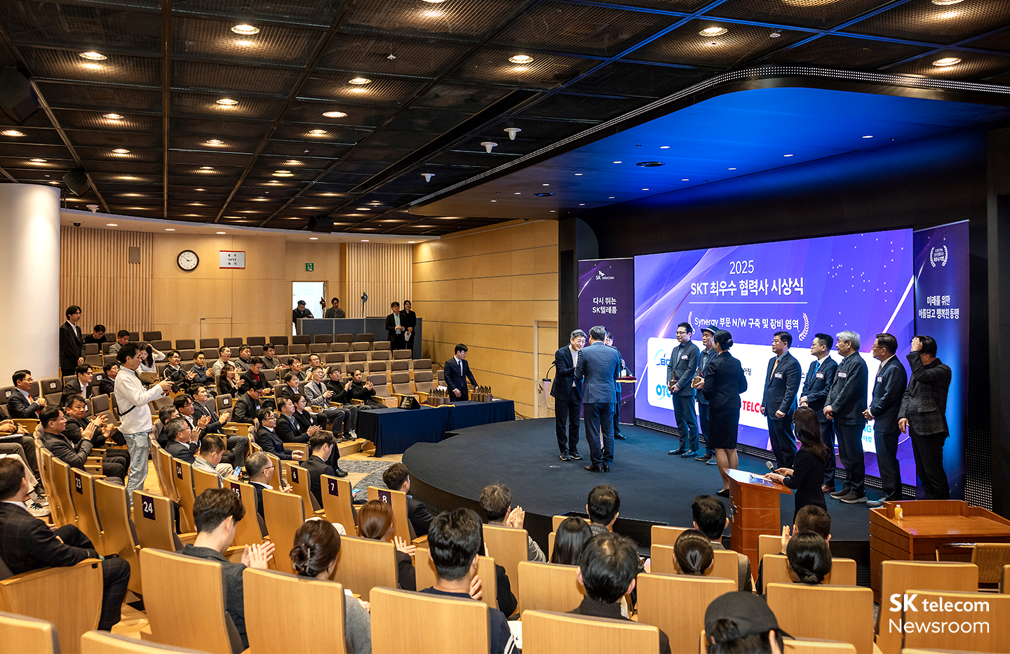 시너지 부문 AI 및 DATA 영역 수상 기업들이 기념사진을 촬영하고 있다.