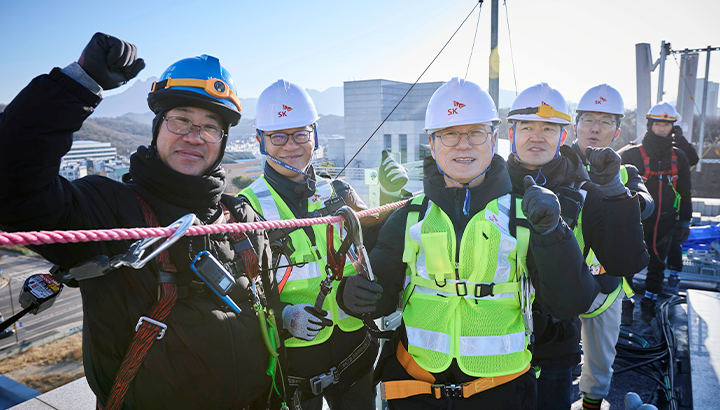 정재헌 CEO(사진 왼쪽 세번째)와 구성원들이 기지국 설치 작업 현장에서 기념 촬영하는 모습