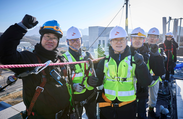 정재헌 CEO(사진 왼쪽 세번째)와 구성원들이 기지국 설치 작업 현장에서 기념 촬영하는 모습