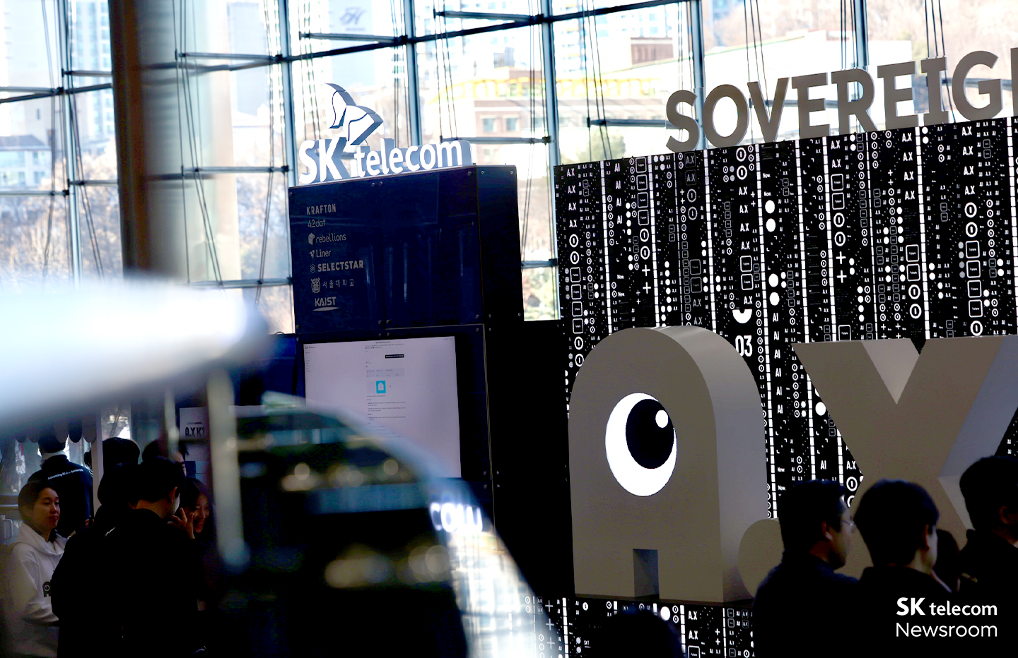 SKT는 전시 부스에서 관람객이 직접 A.X K1을 체험해 볼 수 있도록 했다.