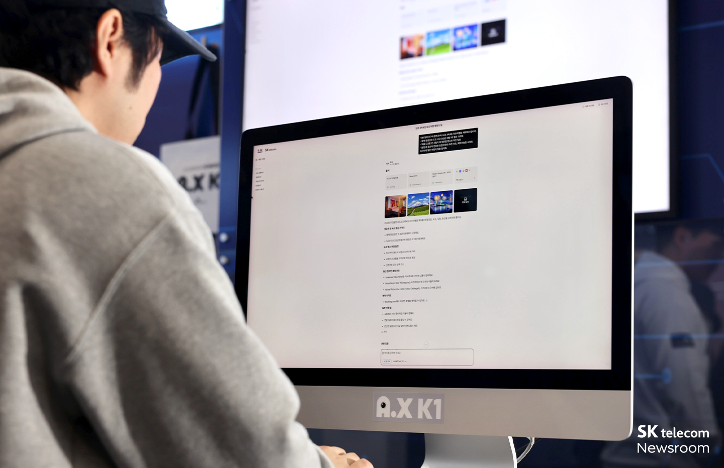 SKT 전시 부스에서 직접 A.X K1을 직접 체험해보는 관람객의 모습.