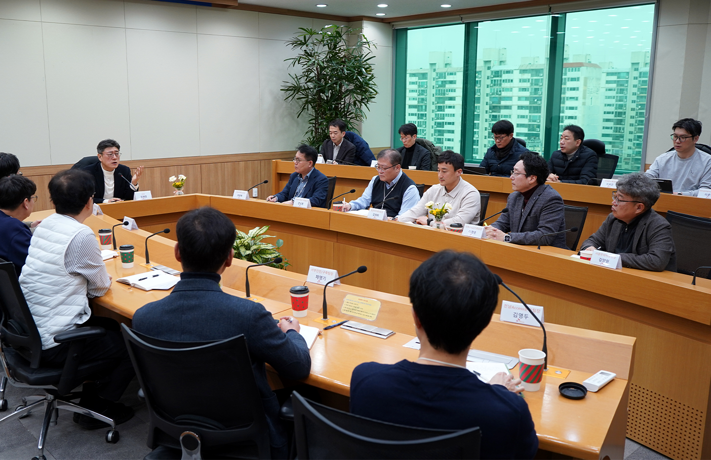 지난 29일 광주 우산사옥을 찾아 임원-팀장 Tea Meeting을 진행 중인 정재헌 CEO.