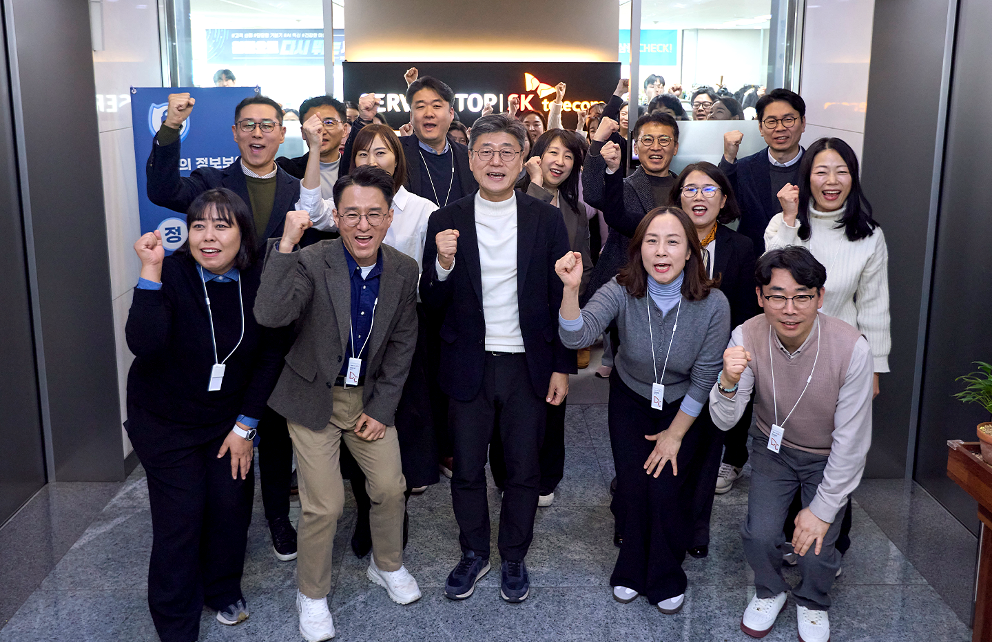 대전 둔산사옥에서 구성원들과 기념사진을 촬영하는 정재헌 CEO의 모습.