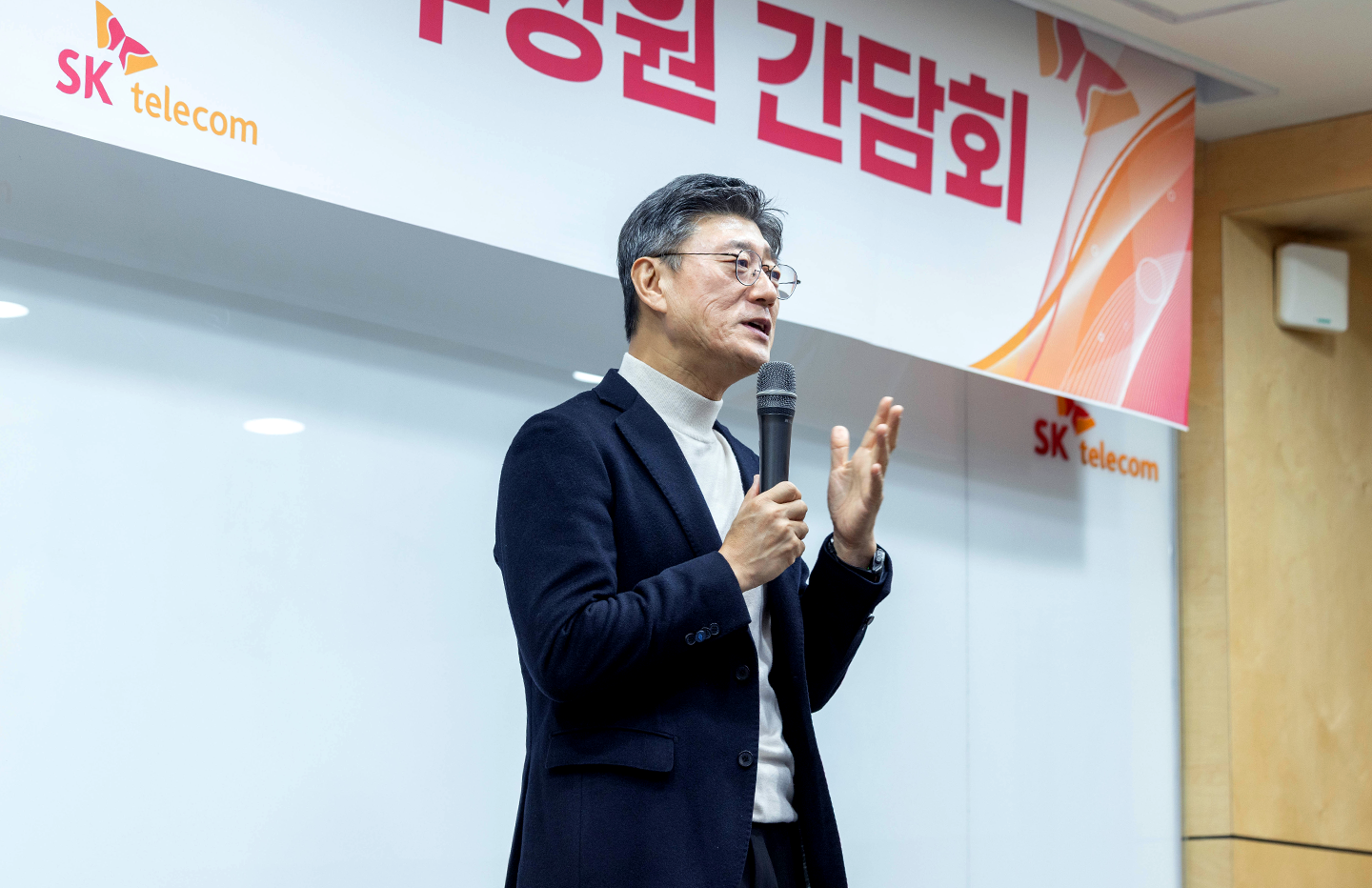 대구 태평사옥에서 구성원들에게 감사를 전하고 격려하고 있는 정재헌 CEO.