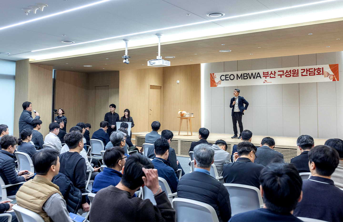 지난 30일 부산 부암사옥을 찾은 정재헌 CEO가 구성원 간담회에서 발언하는 모습.