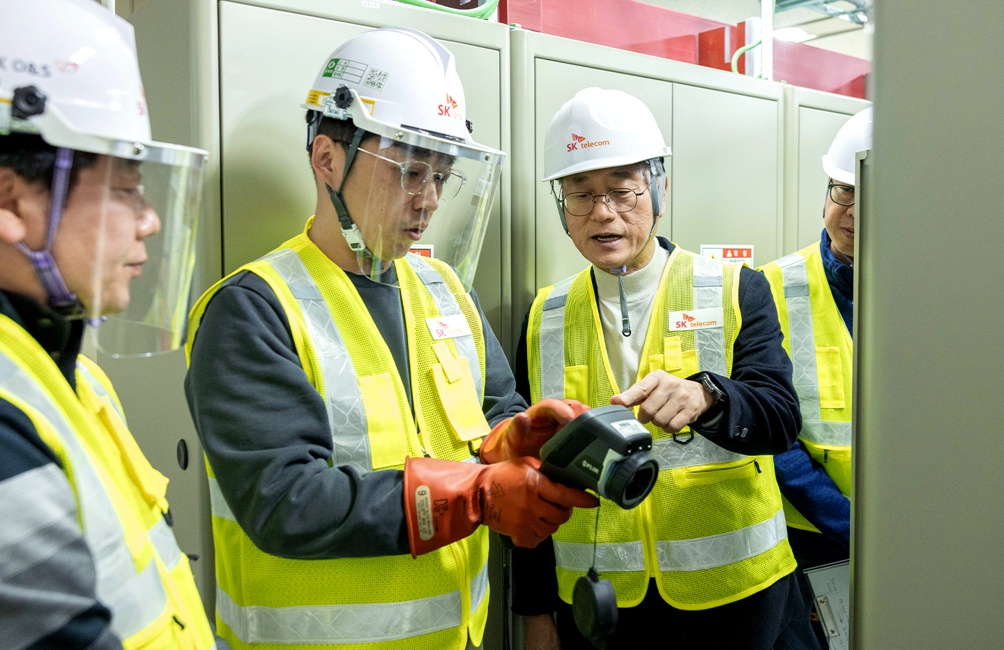 대구 태평사옥의 전송장비실 현장을 점검 중인 정재헌 CEO의 모습.