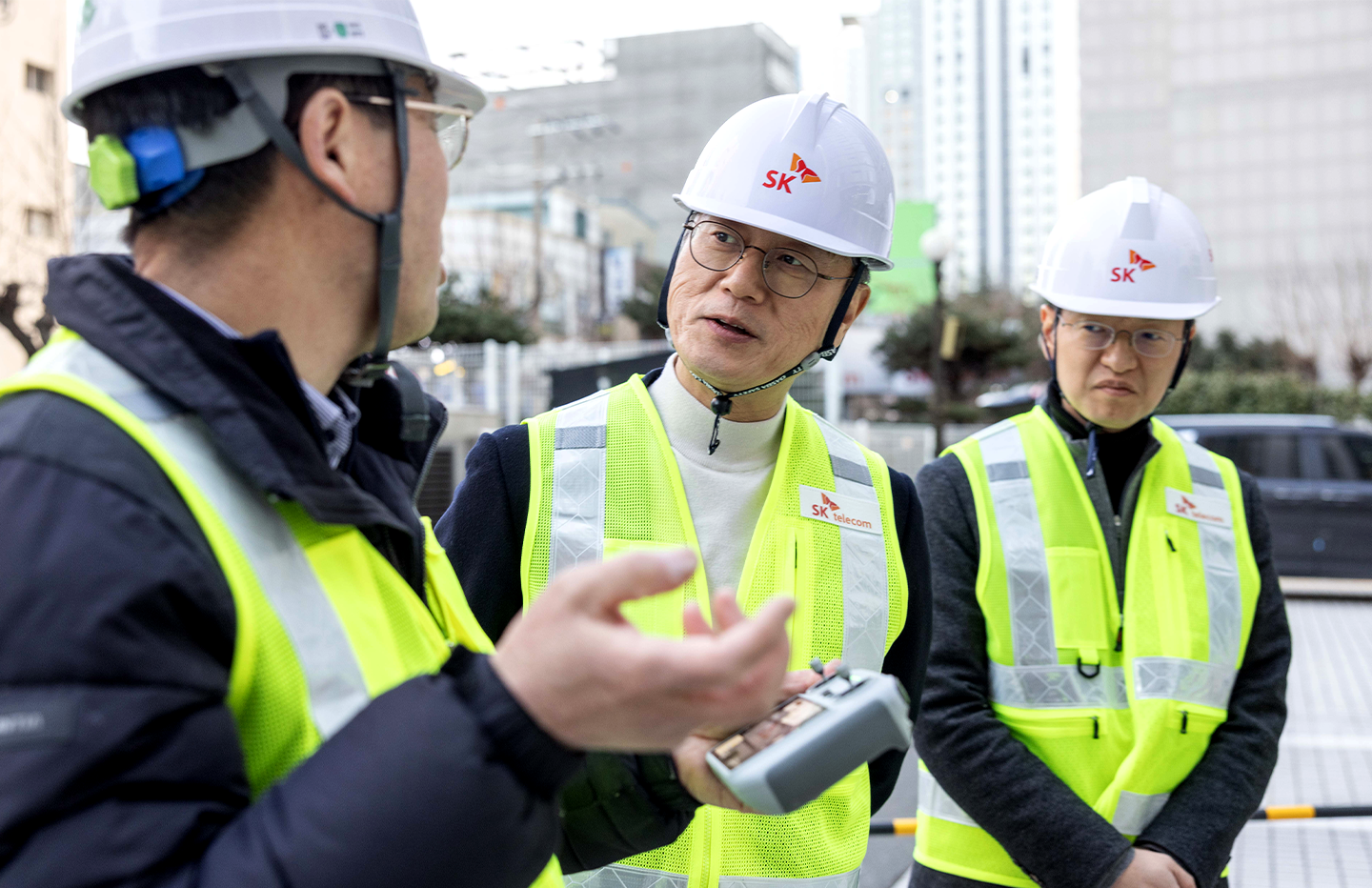 정재헌 CEO가 드론을 활용해 안전 점검을 하는 부암사옥 구성원의 설명을 듣고 있다.