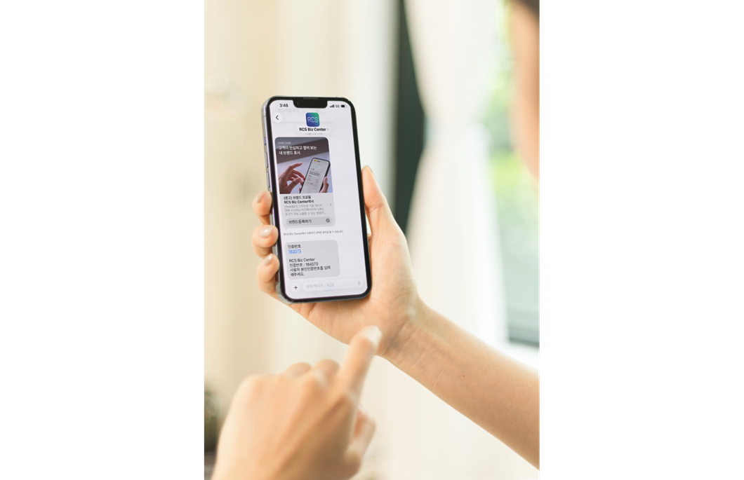 SK텔레콤(CEO 정재헌), KT, LG유플러스 등 통신 3사는 아이폰 RCS(Rich Communication Services) 기업 메시징을 정식 서비스로 전환했다고 21일 밝혔다.