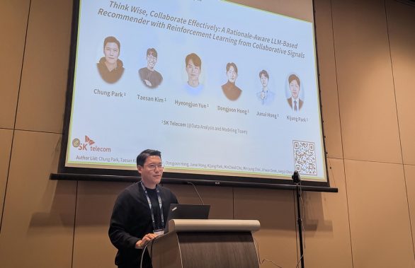 지난 24일 싱가포르에서 열린 ‘AAAI 2026’에서 박정 SKT 데이터분석모델링팀장이 ‘One Model’ 버전 4.0 연구에 대해 ‘현장 발표(Oral Ses-sion)’ 중인 모습.