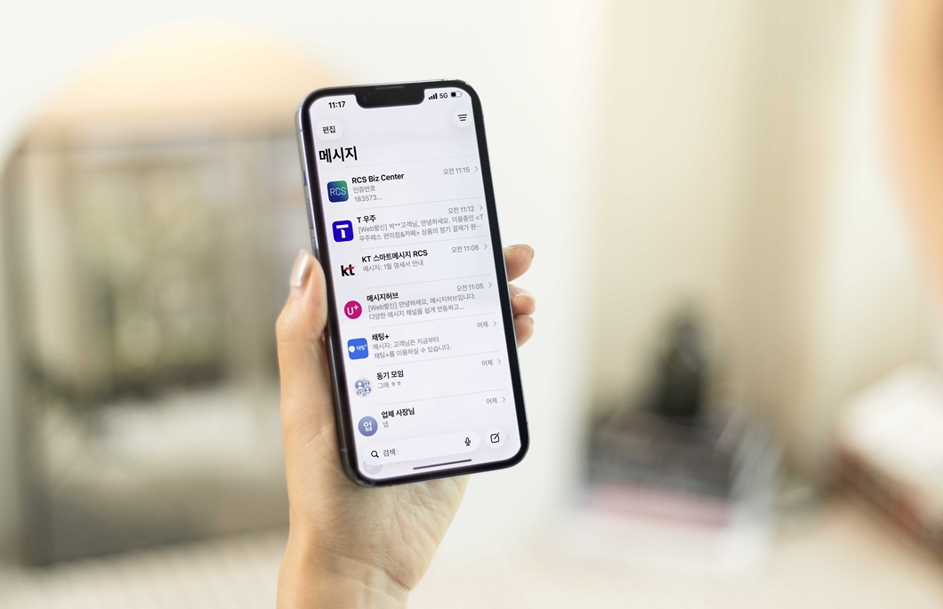 SK텔레콤(CEO 정재헌), KT, LG유플러스 등 통신 3사는 아이폰 RCS(Rich Communication Services) 기업 메시징을 정식 서비스로 전환했다고 21일 밝혔다.