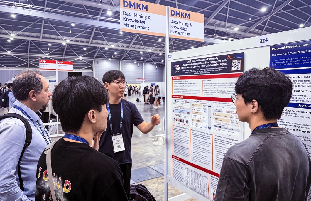 지난 24일 싱가포르에서 열린 ‘AAAI 2026’에서 (포스터 앞 왼쪽부터) 김태산 • 윤형준 SKT 데이터분석모델링팀 매니저가 ‘One Model’ 버전 4.0 연구에 대해 ‘포스터 발표(Poster Session)’ 중인 모습.