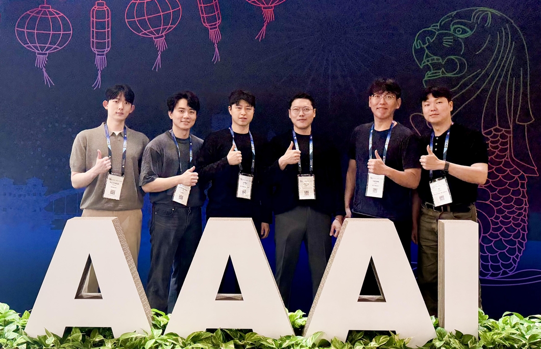 ‘One Model’ 버전 4.0 연구 논문 작성에 참여한 박정 SKT 데이터분석모델링팀장(왼쪽에서부터 4번째)과 (왼쪽부터) 홍동준 • 윤형준 • 홍준의 • 김태산 • 박기정 매니저의 모습.