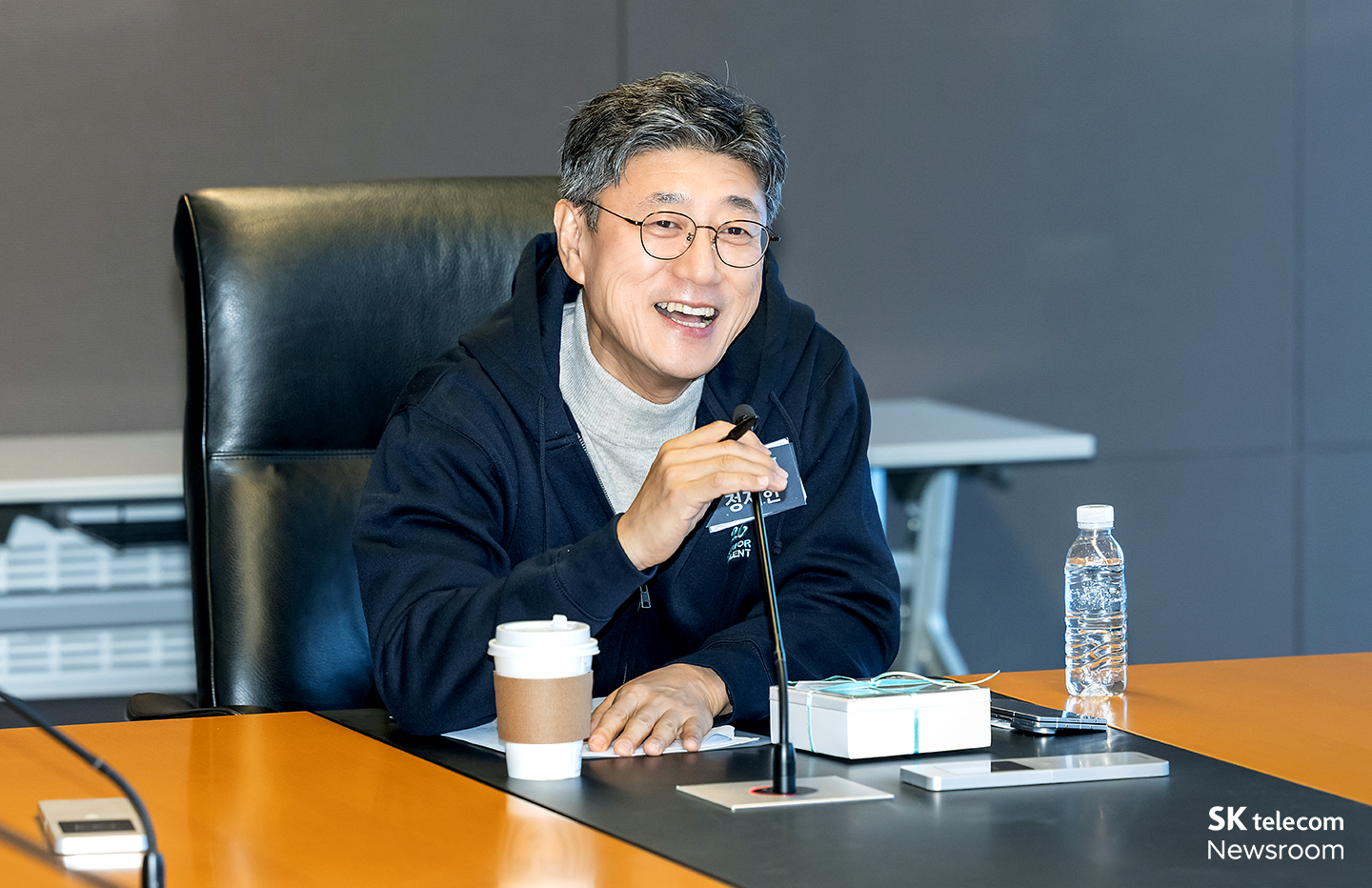 주니어탤런트들과 대화하는 정재헌 CEO