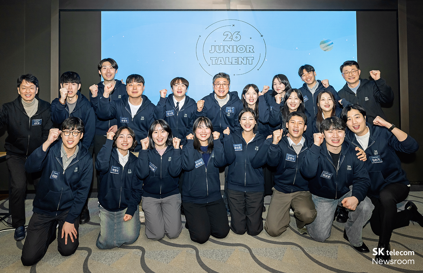 정재헌 CEO와 주니어탤런트들이 기념촬영 하고 있는 모습