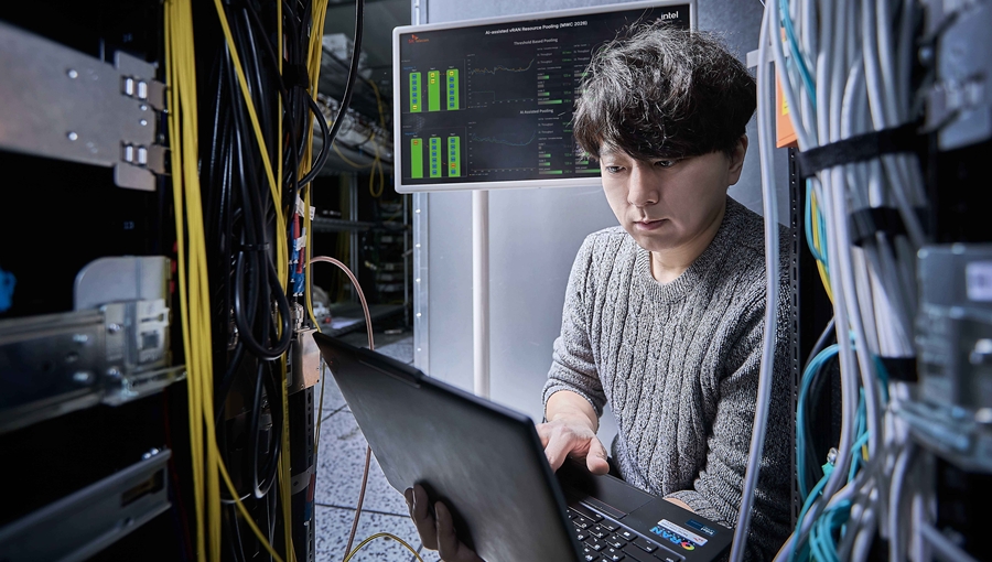 SKT는 국내외 기업과 함께 AI와 통신 인프라를 결합한 차세대 기지국 AI-RAN을 개발하고, 이를 실증망에서 시연하는 데 성공했다고 26일 밝혔다. 사진은 AI-RAN 실증 장비를 점검하고 있는 SKT 구성원들의 모습