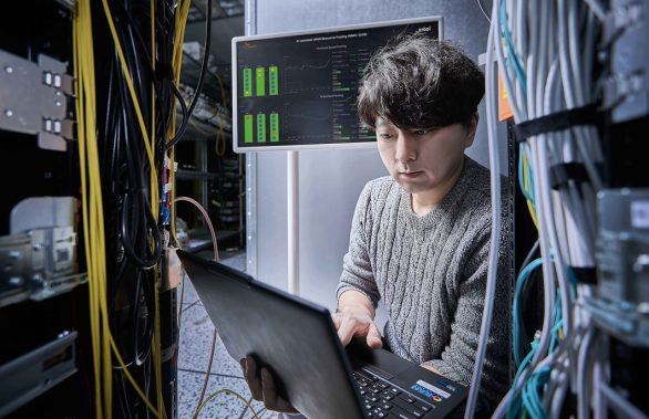 SKT는 국내외 기업과 함께 AI와 통신 인프라를 결합한 차세대 기지국 AI-RAN을 개발하고, 이를 실증망에서 시연하는 데 성공했다고 26일 밝혔다. 사진은 AI-RAN 실증 장비를 점검하고 있는 SKT 구성원들의 모습