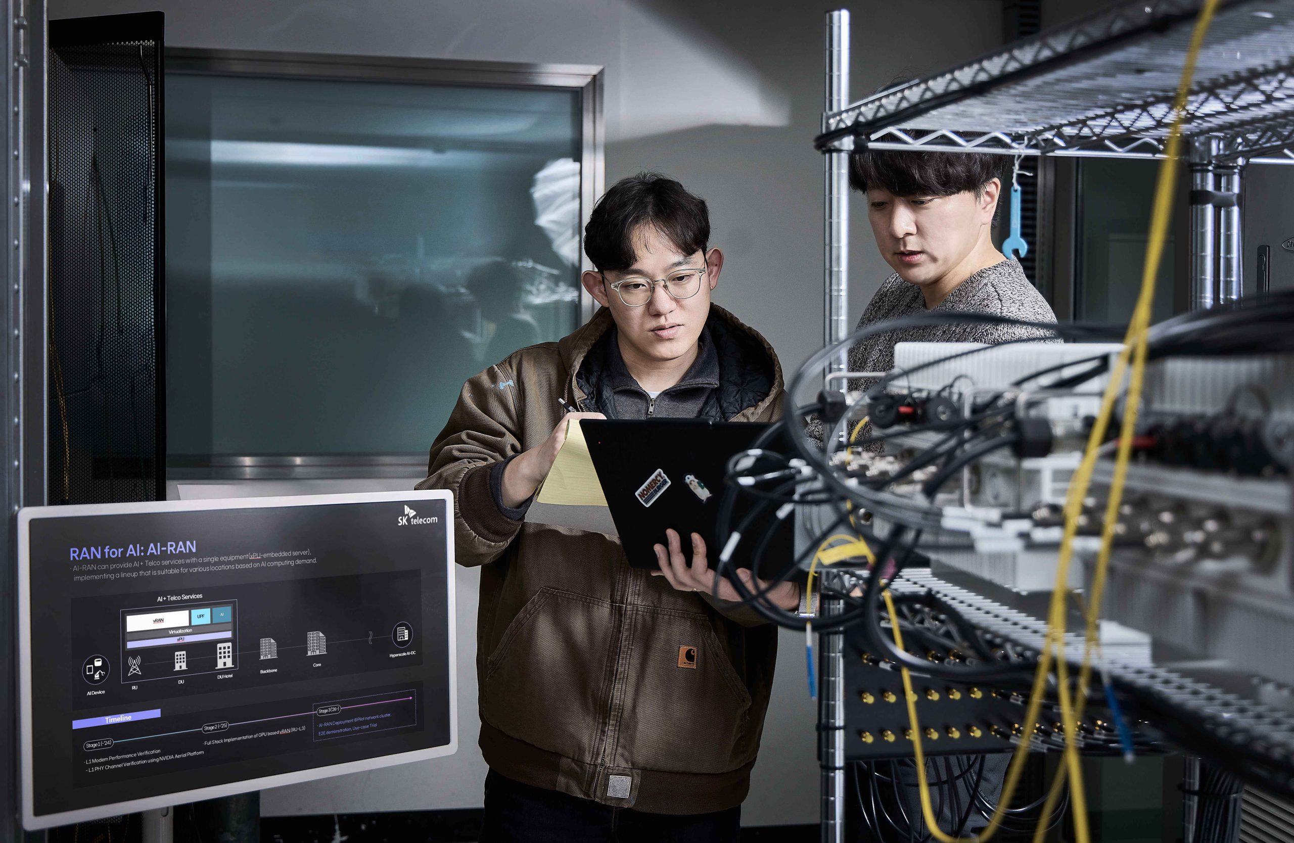 SKT는 국내외 기업과 함께 AI와 통신 인프라를 결합한 차세대 기지국 AI-RAN을 개발하고, 이를 실증망에서 시연하는 데 성공했다고 26일 밝혔다. 사진은 AI-RAN 실증 장비를 점검하고 있는 SKT 구성원들의 모습