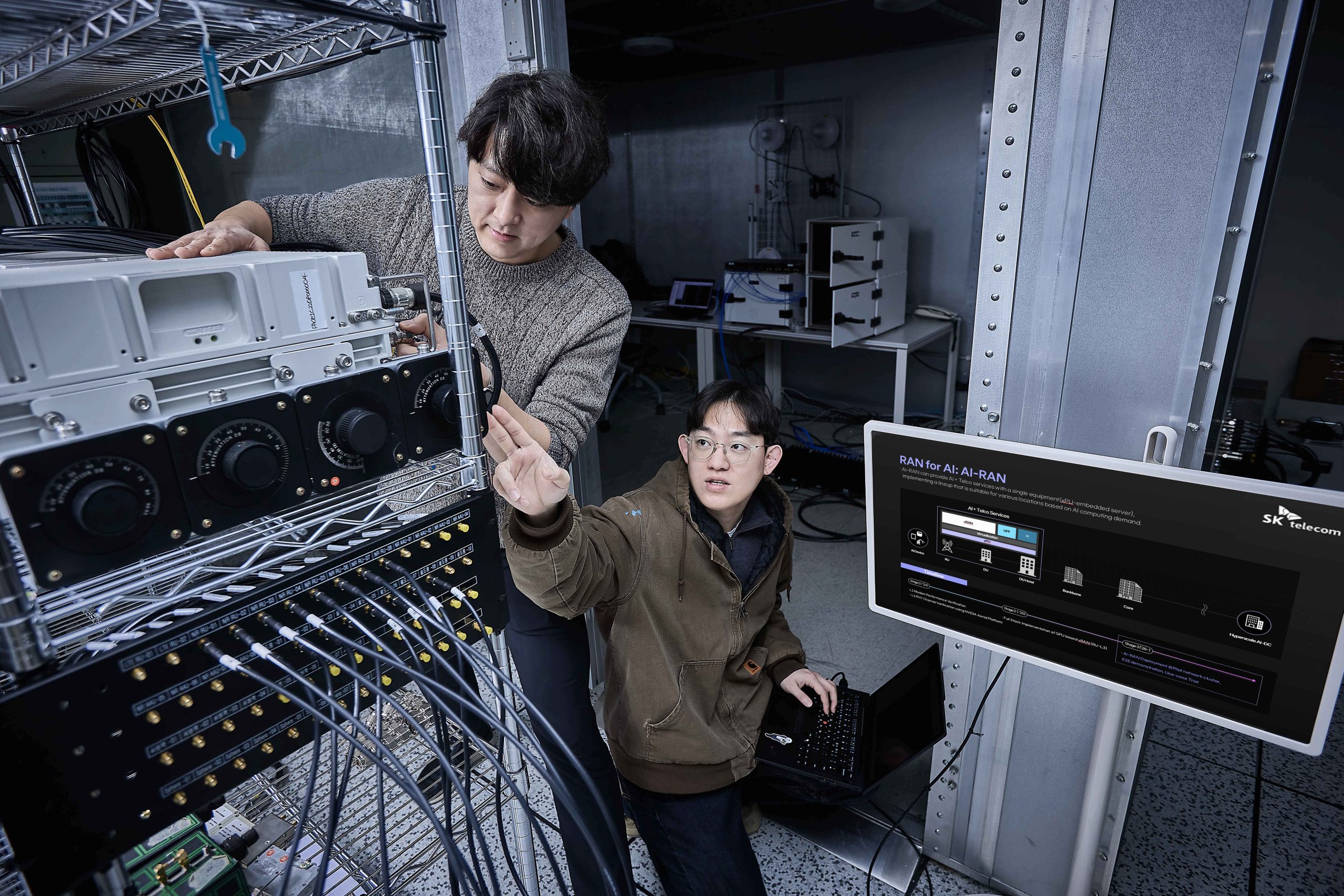 SKT는 국내외 기업과 함께 AI와 통신 인프라를 결합한 차세대 기지국 AI-RAN을 개발하고, 이를 실증망에서 시연하는 데 성공했다고 26일 밝혔다. 사진은 AI-RAN 실증 장비를 점검하고 있는 SKT 구성원들의 모습