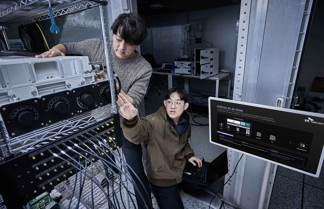 사진은 AI-RAN 실증 장비를 점검하고 있는 SKT 구성원들의 모습