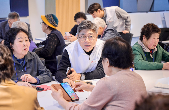 포천시 관인면 노인대학을 방문한 정재헌 CEO의 모습.