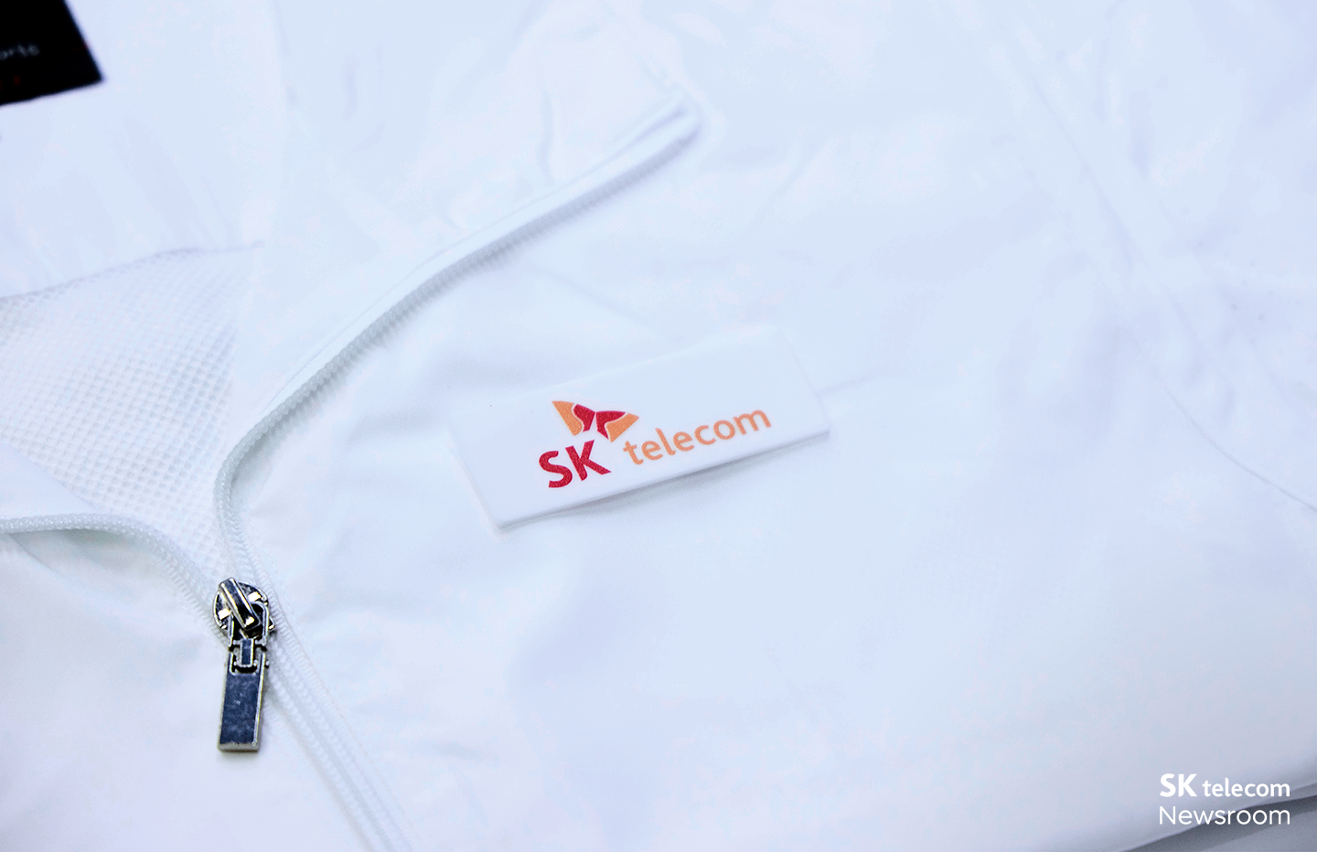 이번 행사 참여 구성원이 착용하는 SK텔레콤 조끼의 모습.