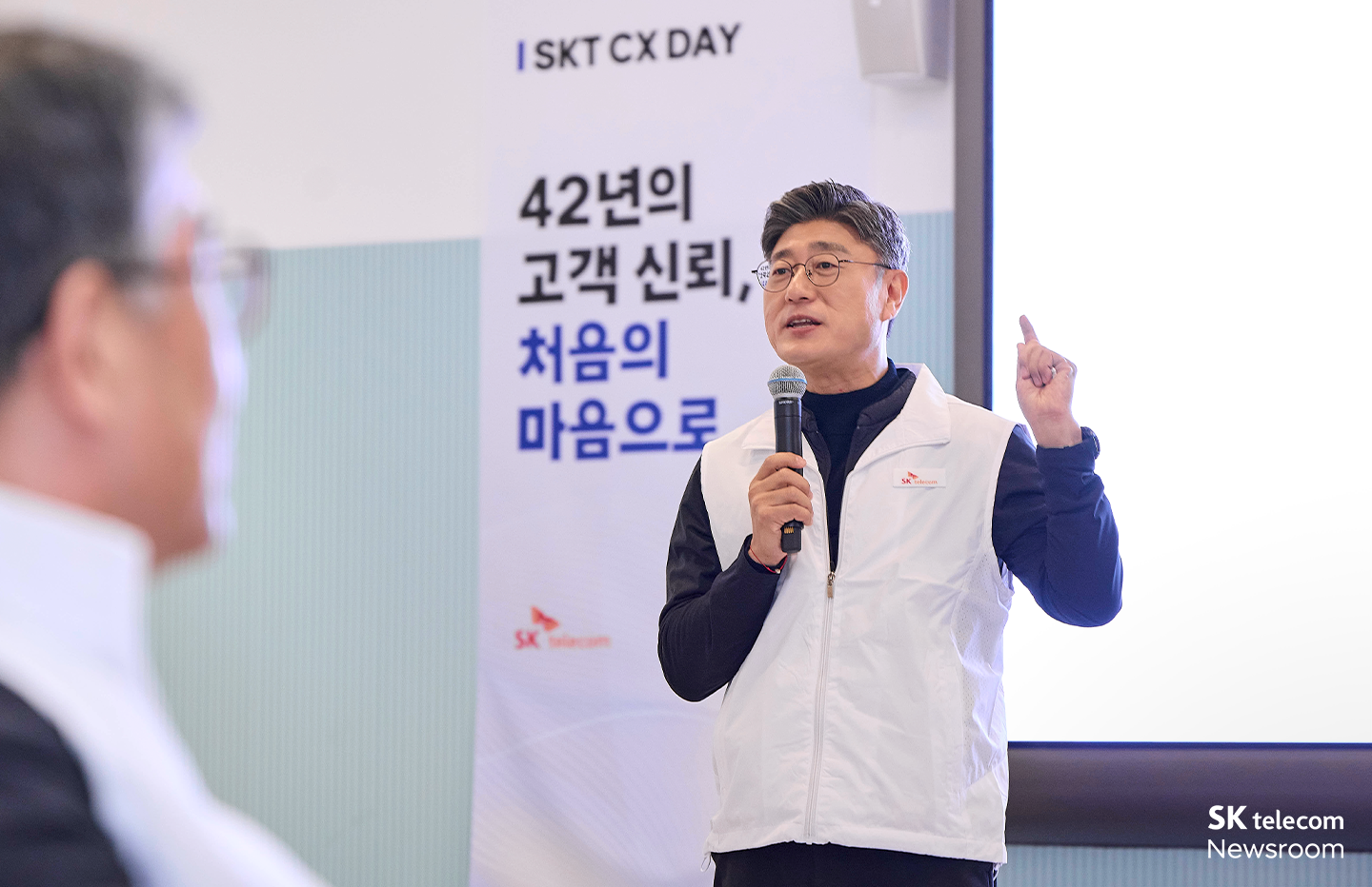 정재헌 CEO가 행사에 앞서 참가자들에게 격려의 말을 하고 있다.