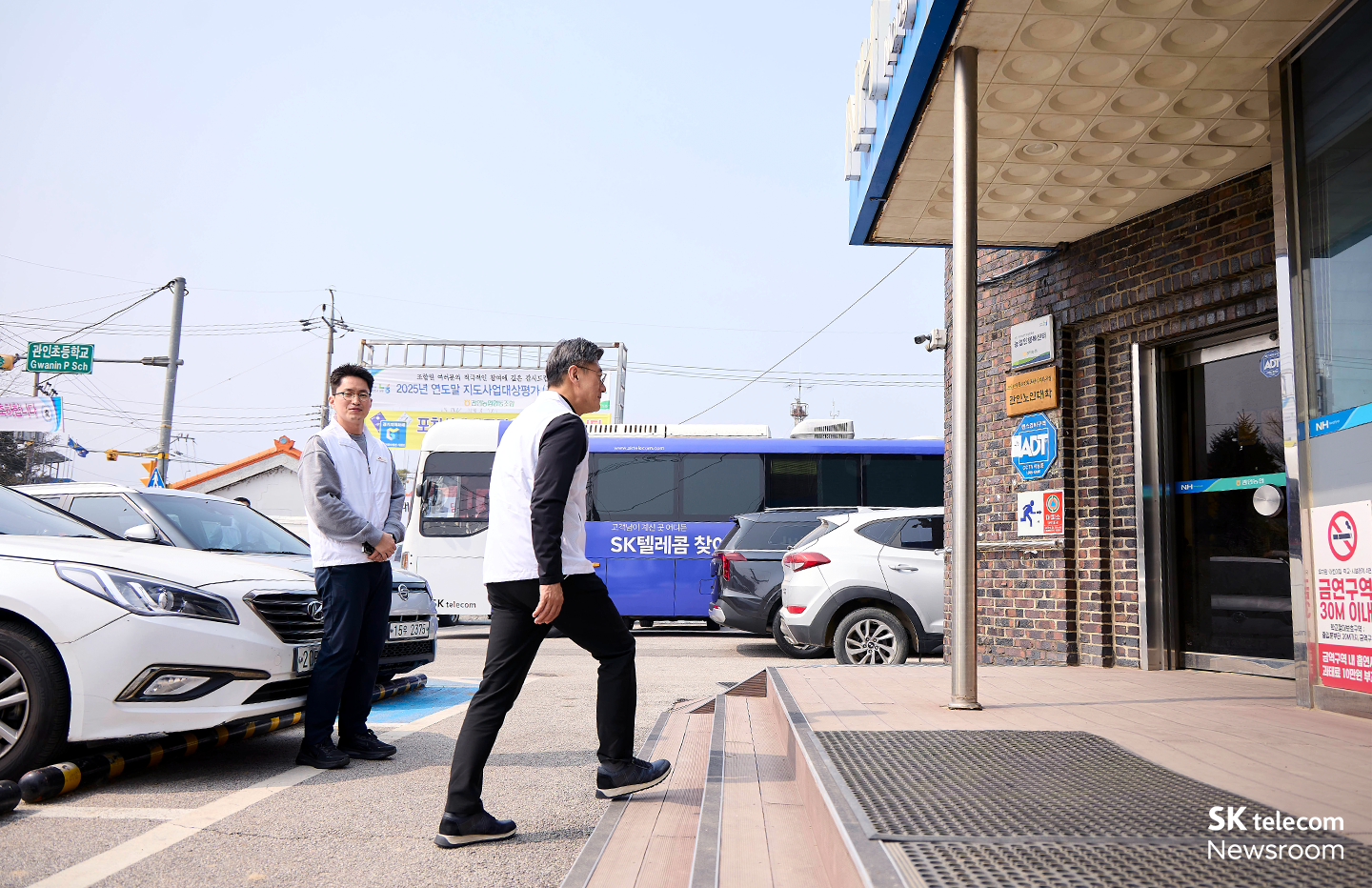 포천시 관인면 노인대학을 방문한 정재헌 CEO의 모습.