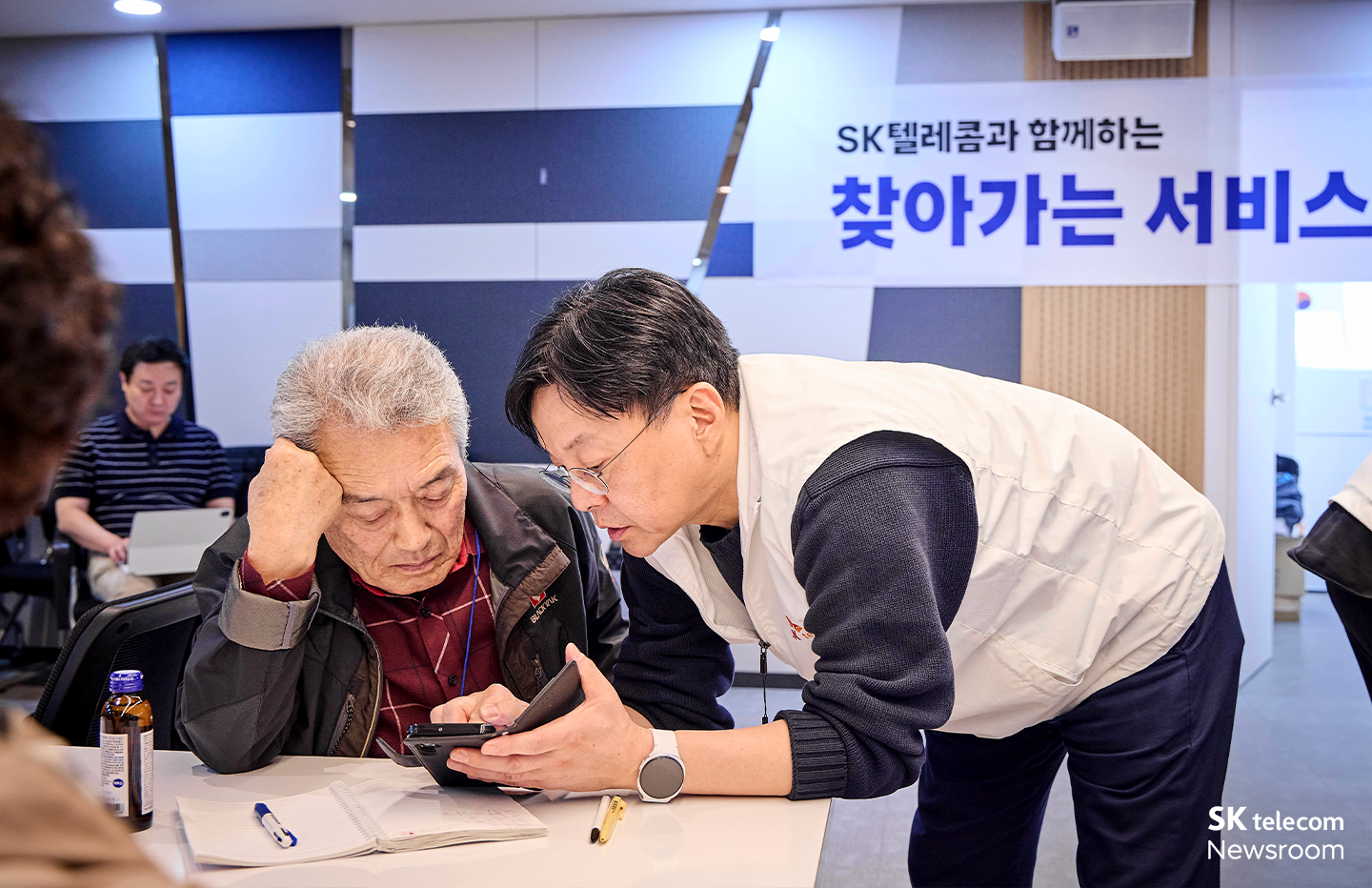 교육과 함께 어르신들을 위한 통신 상담 및 스마트폰 케어도 제공됐다.