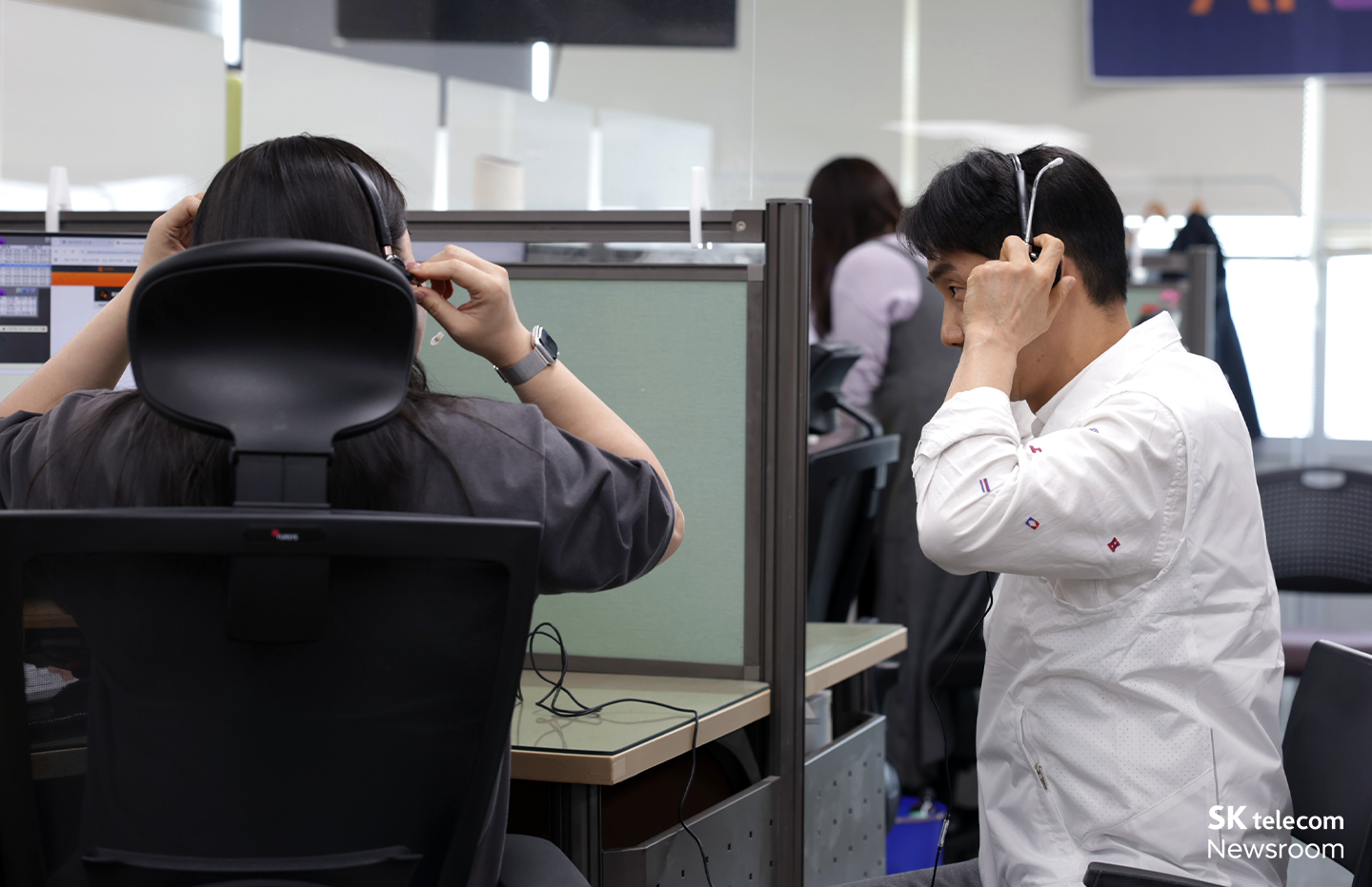 경영진이 상담사와 함께 고객 콜을 청취하는 모습.