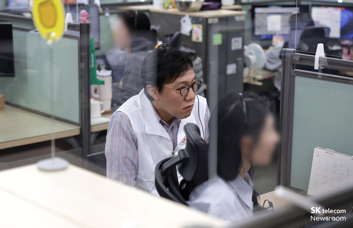 경영진이 상담사와 함께 고객 콜을 청취하는 모습.