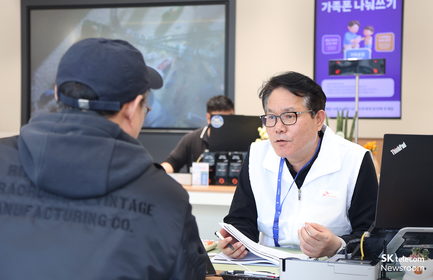 경영진이 대리점 방문 고객을 응대하고 있는 모습.