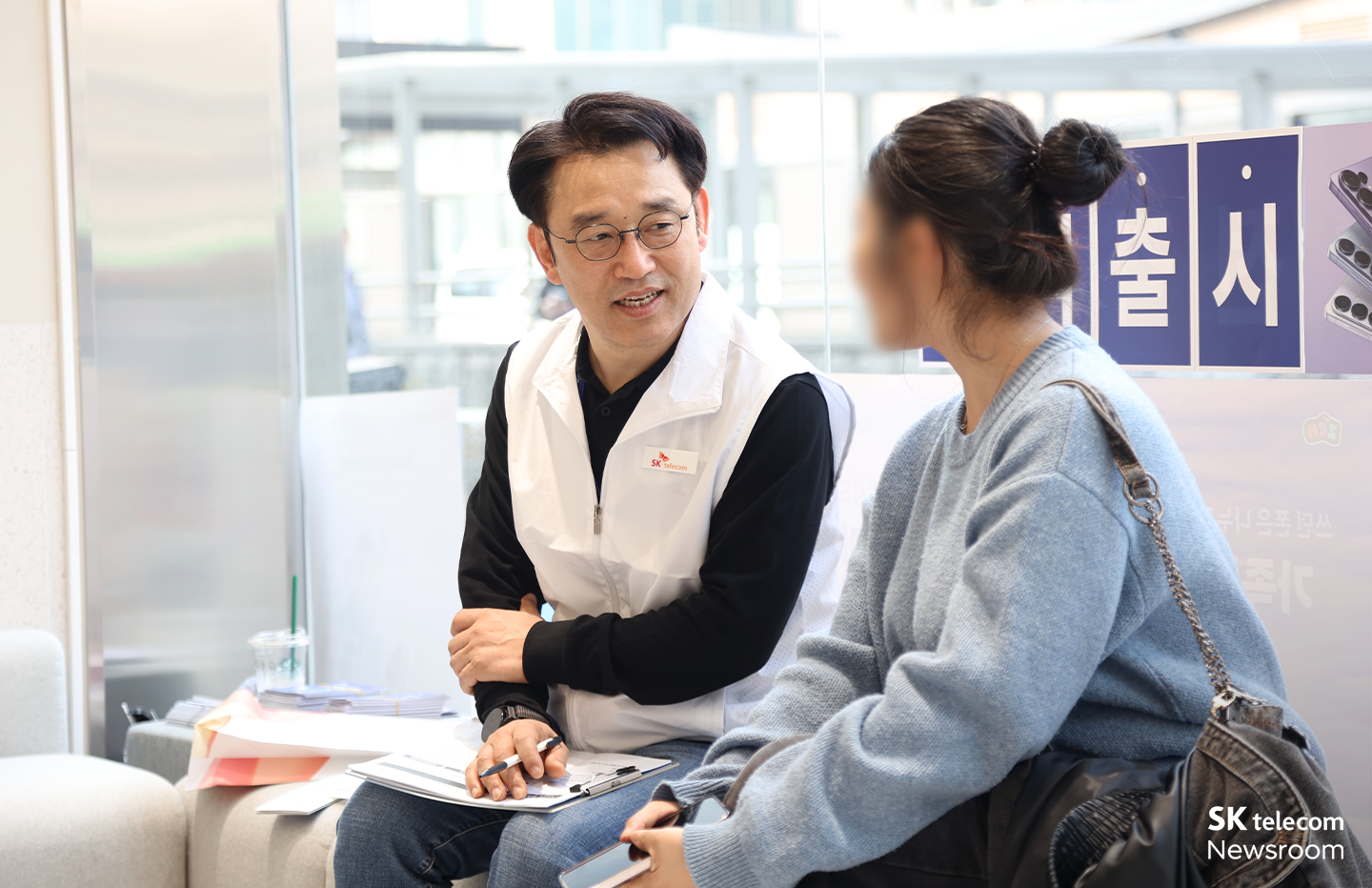 경영진이 대리점 고객의 의견을 청취하고 있는 모습.