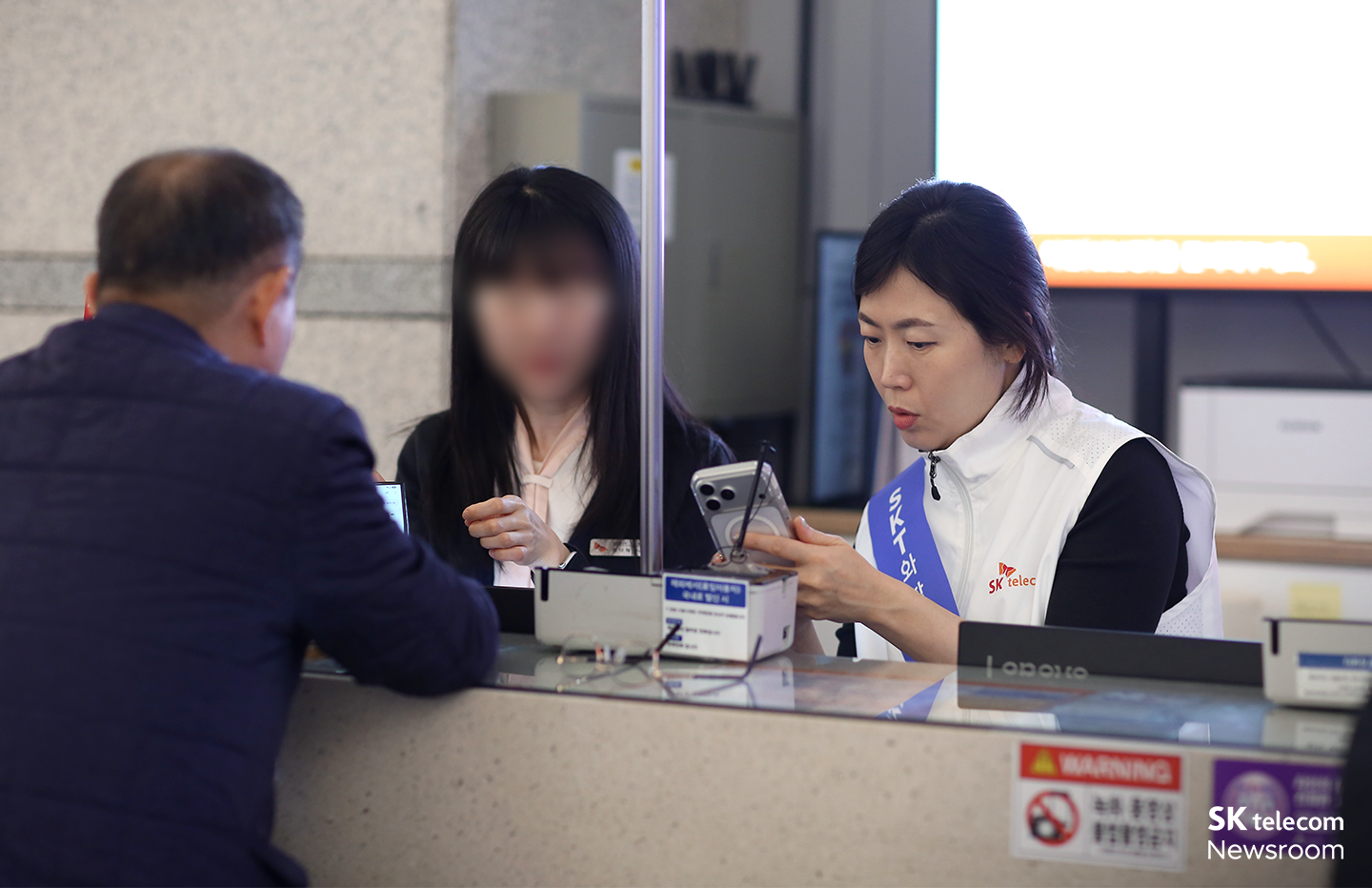 경영진이 공항 로밍센터 고객을 응대하는 모습.